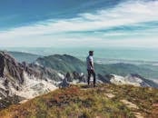 站在山上俯瞰卡拉拉山脉，一个人捕捉到了意大利令人惊叹的自然景观