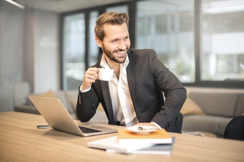 Gratis stockfoto met apple laptop, baan, baard