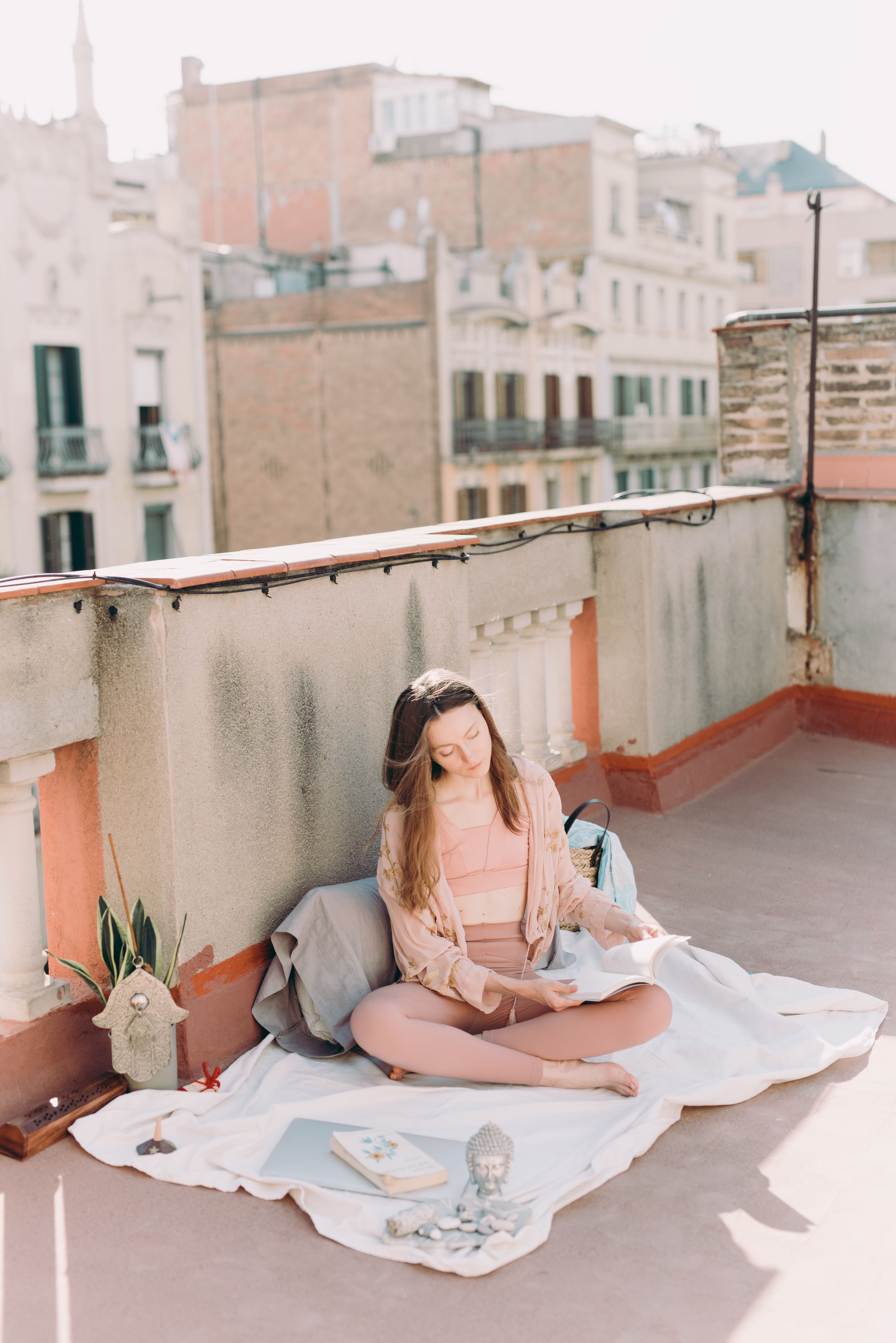 Femme méditant sur une terrasse urbaine