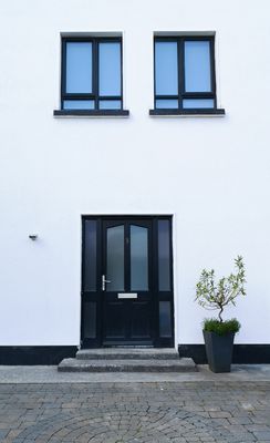 Witte gevel met zwarte deur