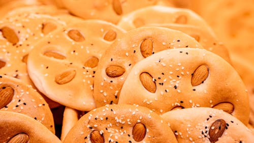 Cookies with Almonds and Sesame Seeds Toppings