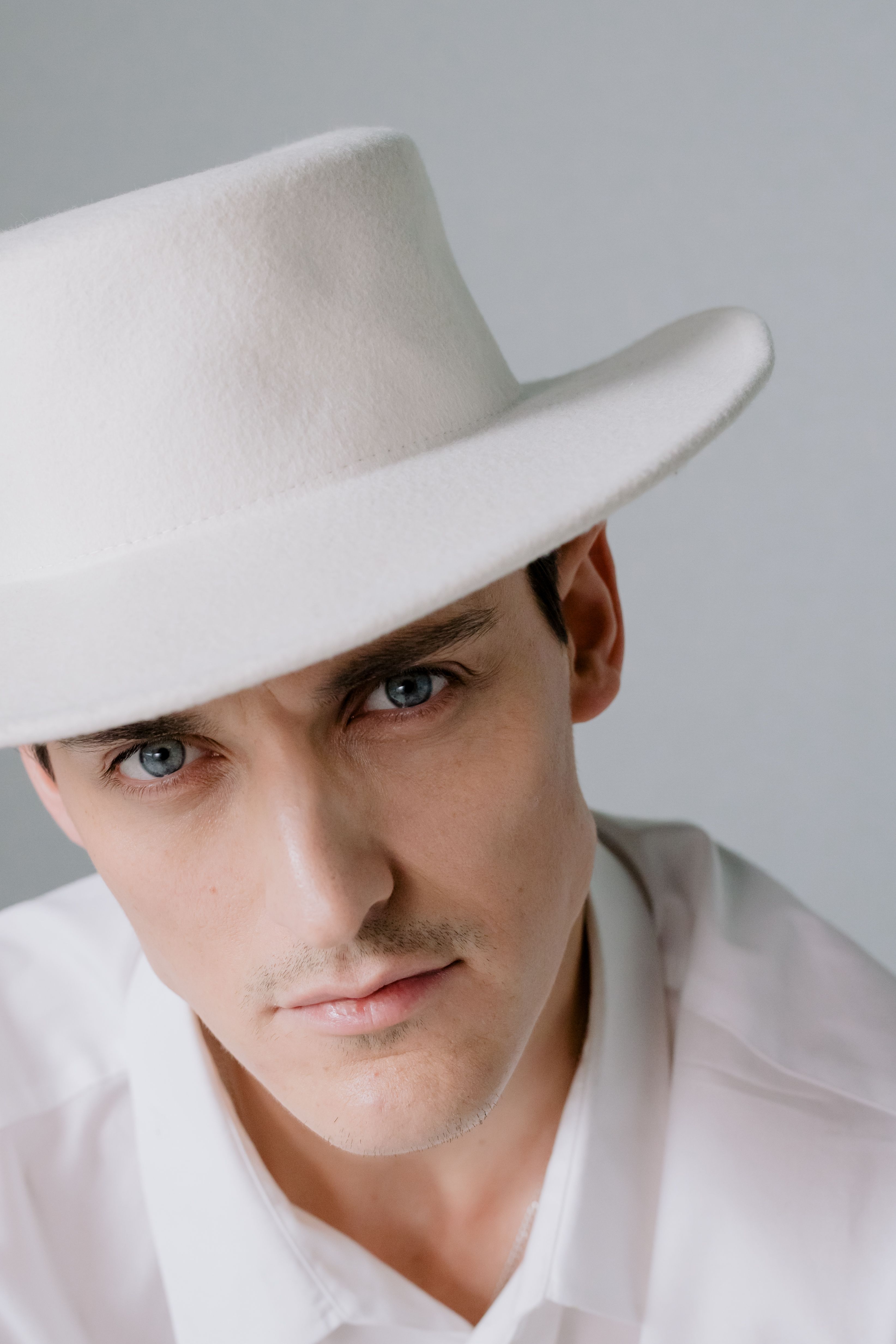 Close-Up Shot of Man Wearing a White Fedora Hat · Free Stock Photo