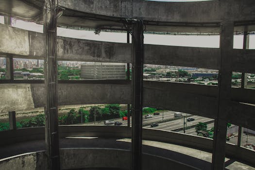 从多层停车结构可以欣赏高速公路和城市景观，凸显了城市建筑