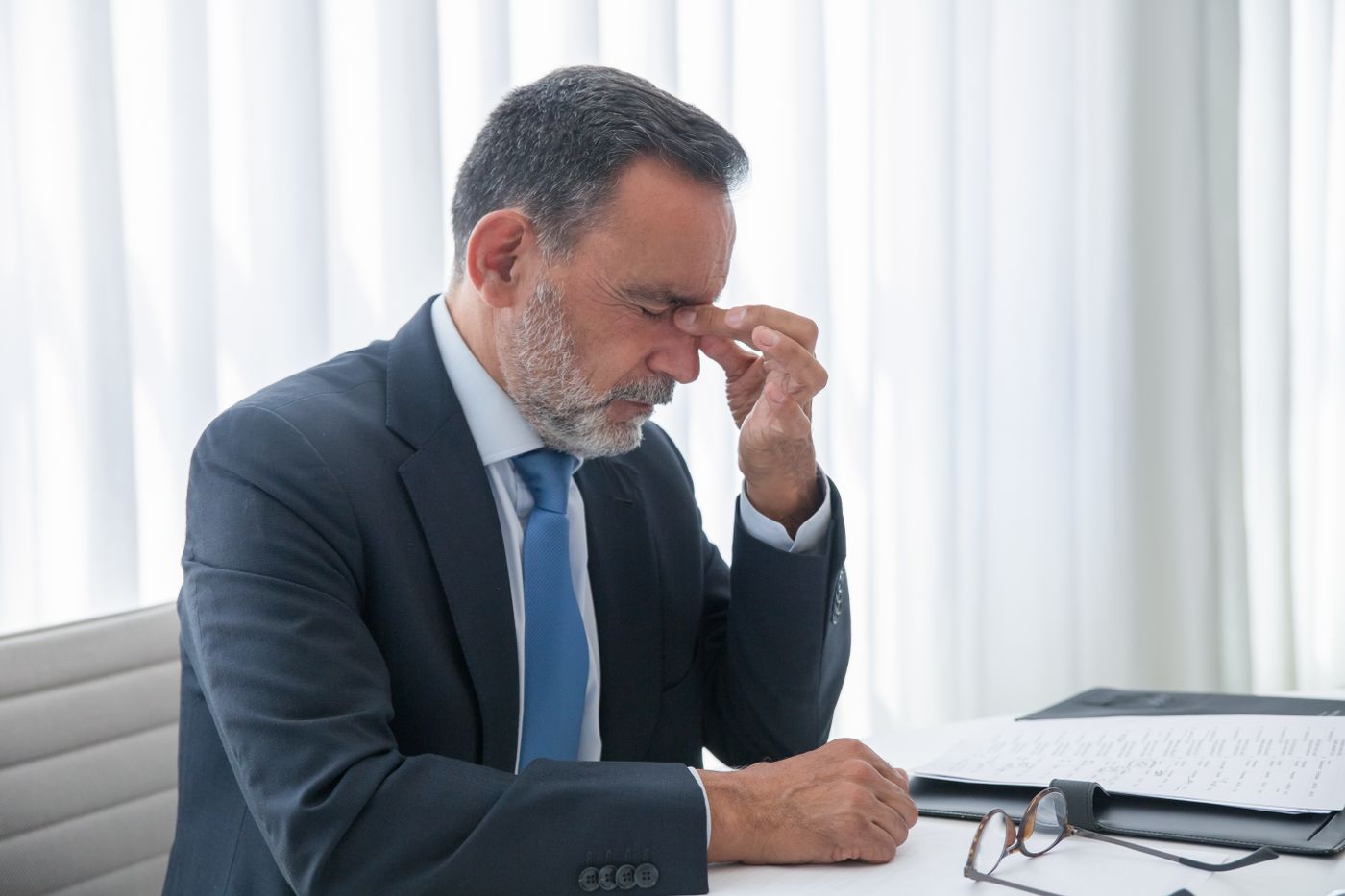 Profesional agotado tras una jornada de alta exigencia