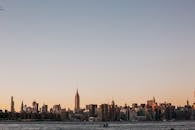 纽约市日落时的天际线景色令人惊叹，其中可见标志性的帝国大厦