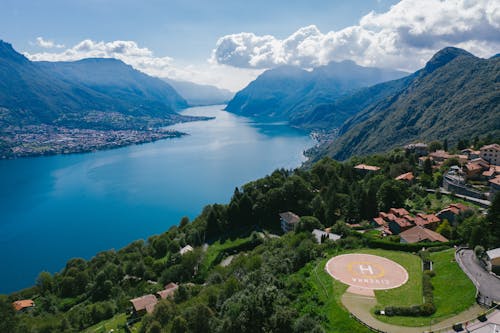 Gratis stockfoto met blauwe lucht, dronefoto, groene bergen