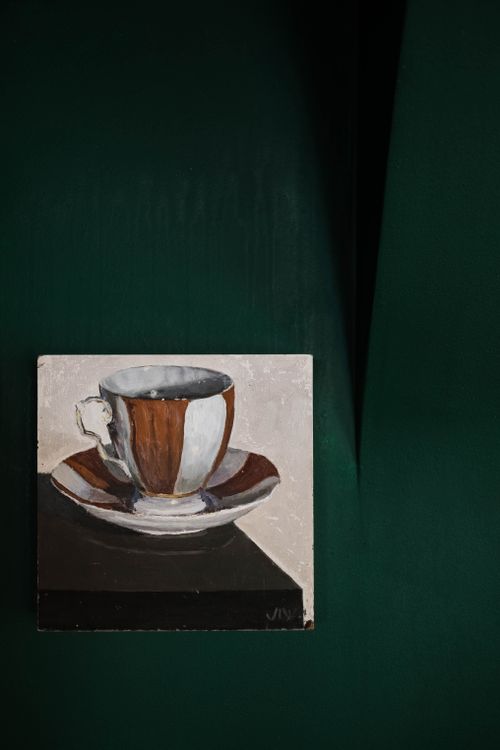 Free Artistic still life painting of a cup against a deep green background for elegant decor. Stock Photo