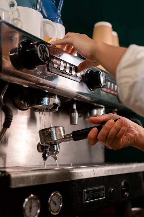 Gratis lagerfoto af barista, hænder, kaffemaskine