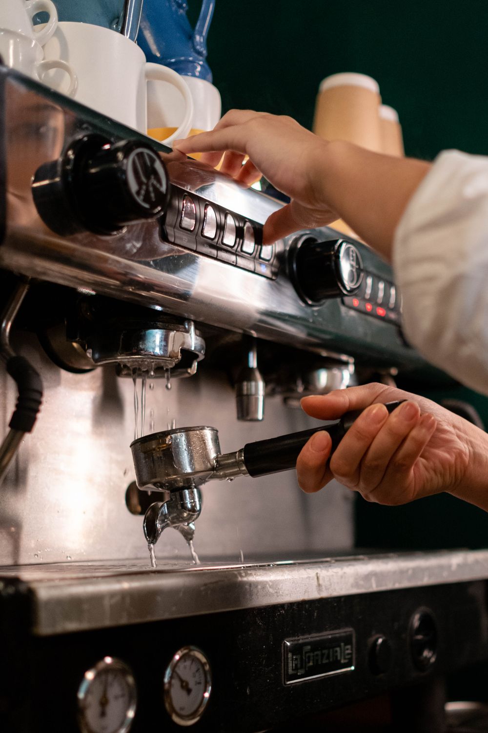 Rinsing a portafilter