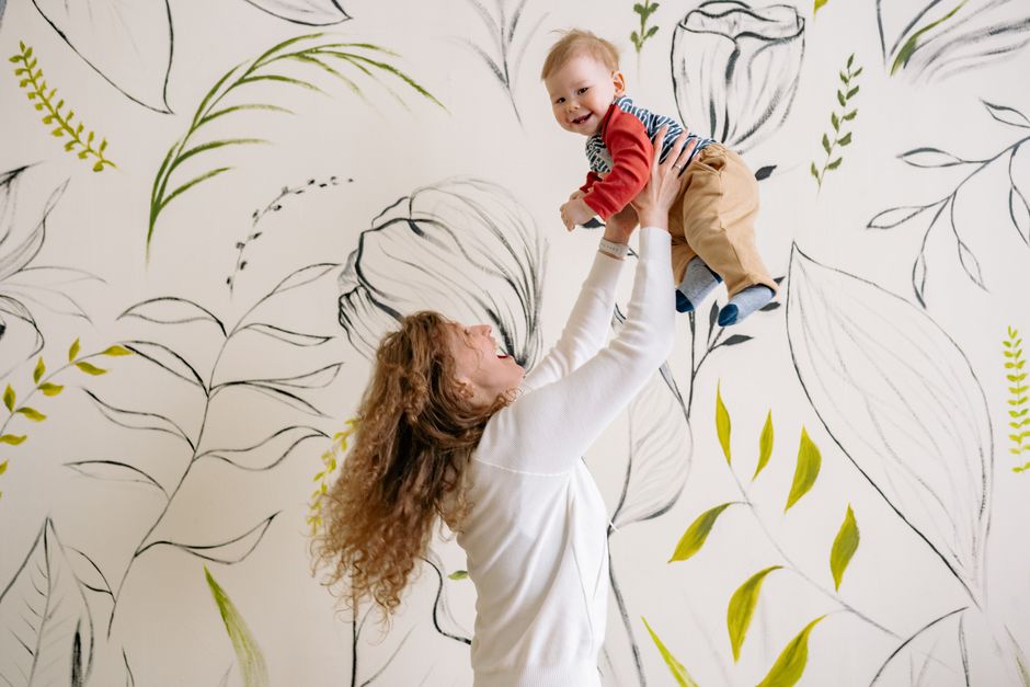 Gezellige babykamer met dromerig fotobehang. Gezellige babykamer met dromerig fotobehang.