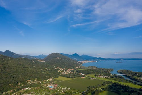 Gratis stockfoto met blauwe lucht, dronefoto, groene bergen