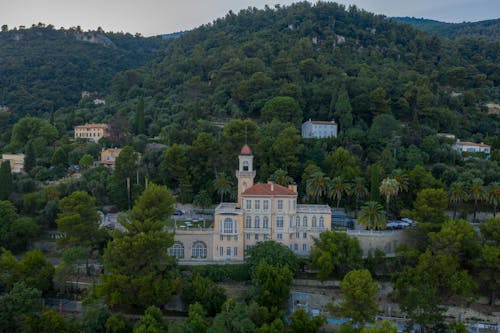 Foto d'estoc gratuïta de arbres verds, edifici de formigó, muntanya