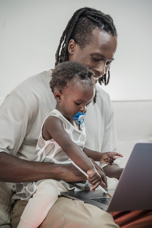 Foto d'estoc gratuïta de assegut, bebè, cabells a l'estil rastafari