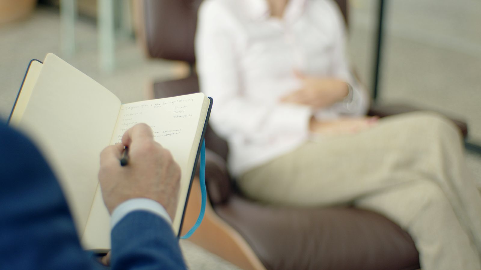 Sesión de psicoterapia con registro clínico y conversación, sin rostros identificables