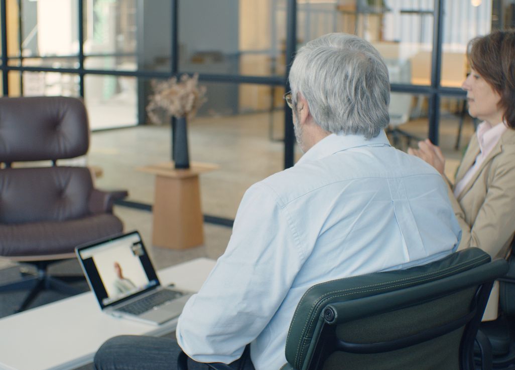 Online dating: starting a conversation on a niche platform