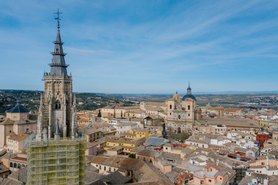 Vista aérea escénica que muestra la belleza arquitectónica de Toledo, España, con su catedral icónica.
