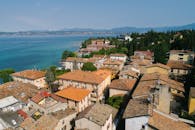 迷人的空中图像的一个风景如画的意大利小镇的看法明亮的蓝色大海