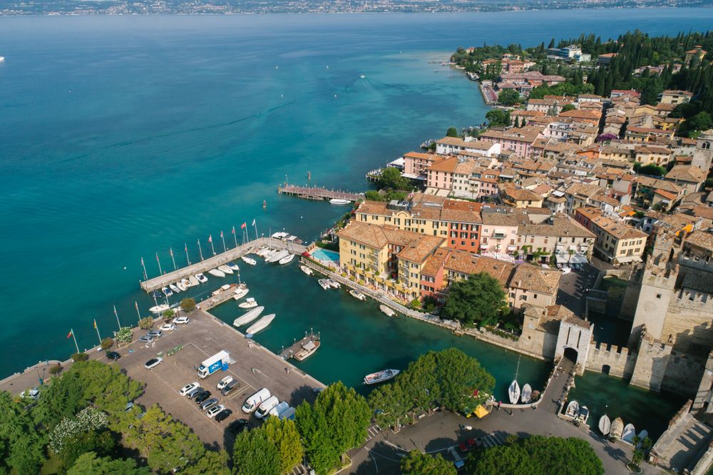 Apele calme și albastre ale Lacului Garda în jurul peninsulei Sirmione