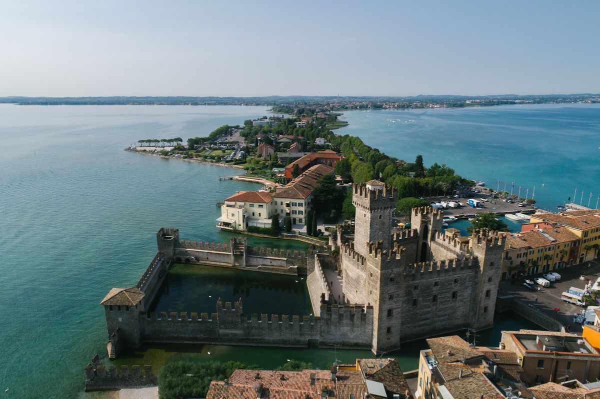 Peninsula Sirmione întinsă în apele albastre ale Lacului Garda, văzută de sus