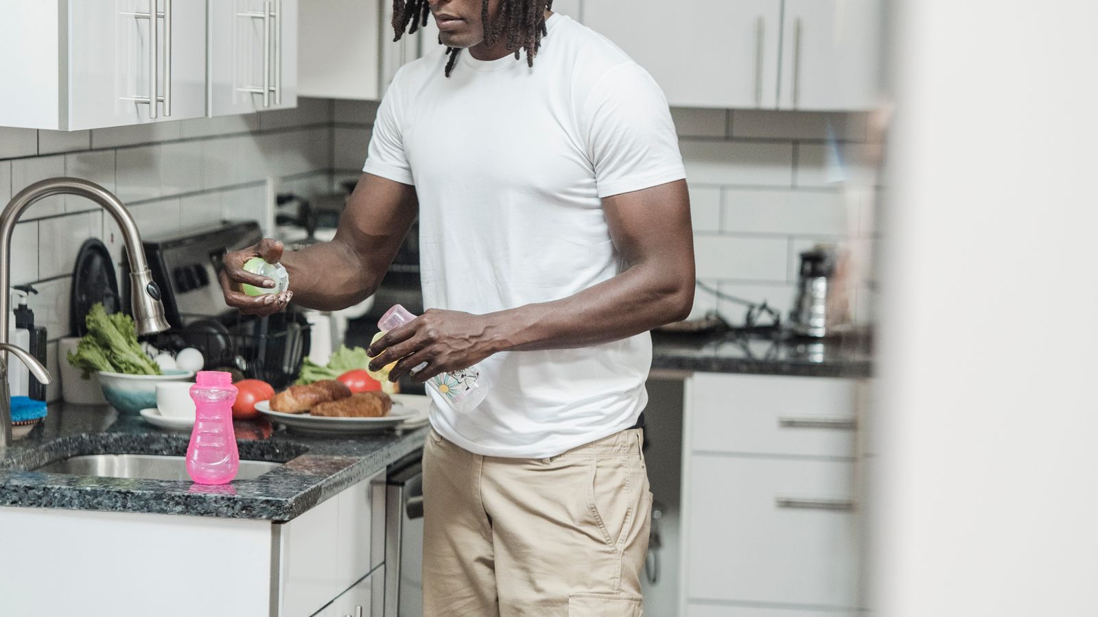 Preparação de uma refeição numa cozinha.