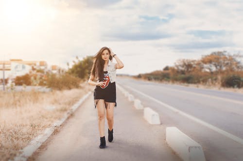 歩道を歩く女性の写真
