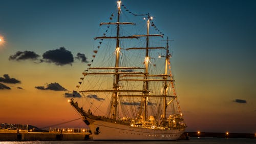 Белый корабль в золотой час