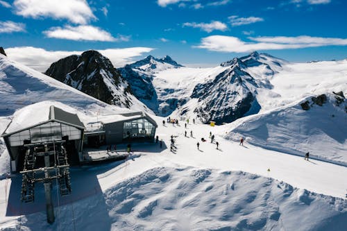 Foto profissional grátis de elevador de esqui, esquiadores, estação de esqui