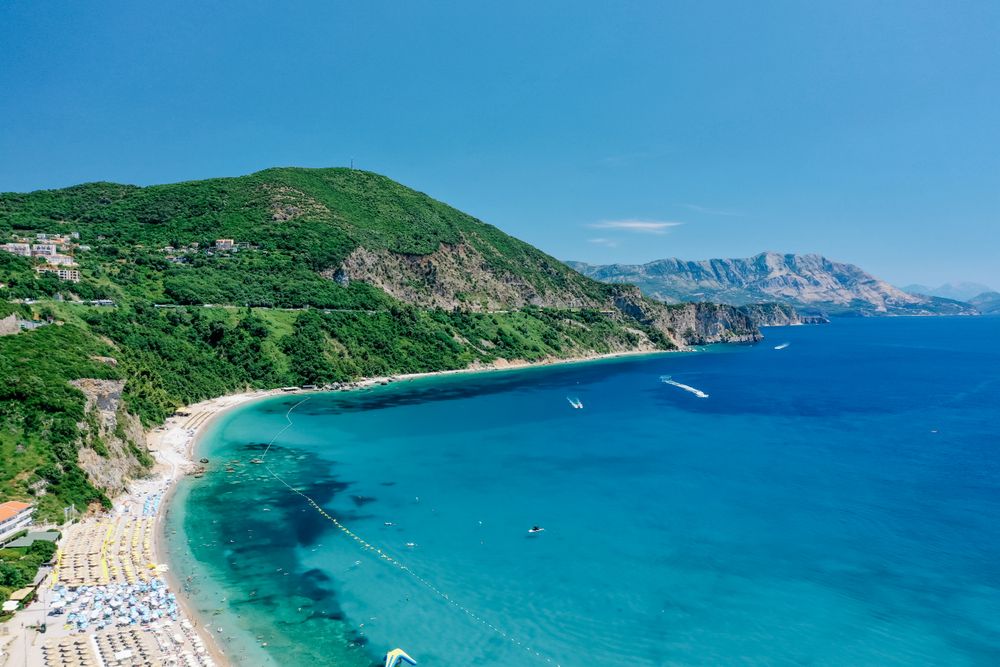 Plaja Jaz de lângă Budva văzută de sus, cu apă turcoaz