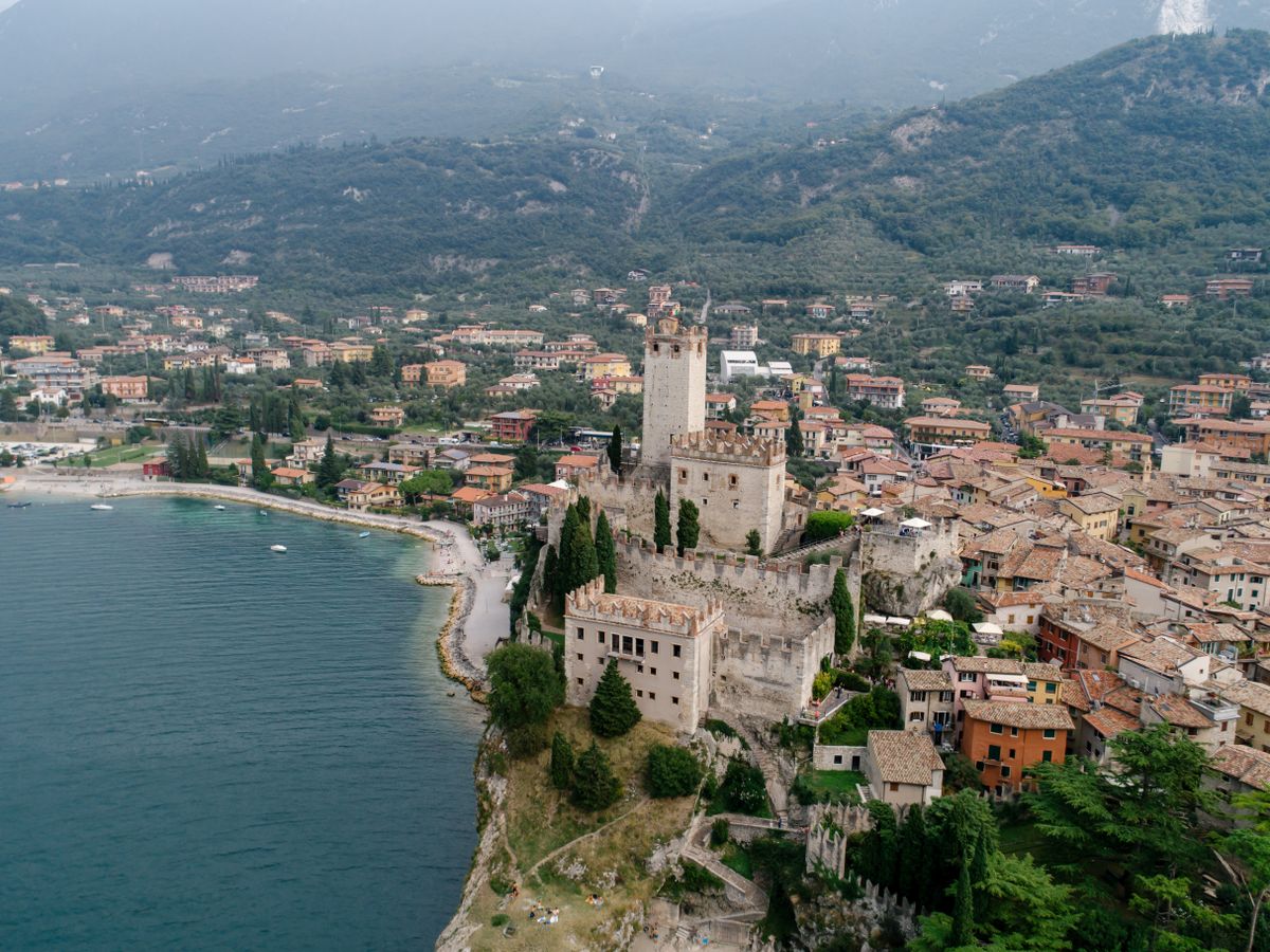 Castelul Scaligero din Malcesine pe malul Lacului Garda, văzut de sus