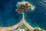 令人惊叹的航空照片的一个沿海岛屿与绿松石水域和充满活力的屋顶建筑物