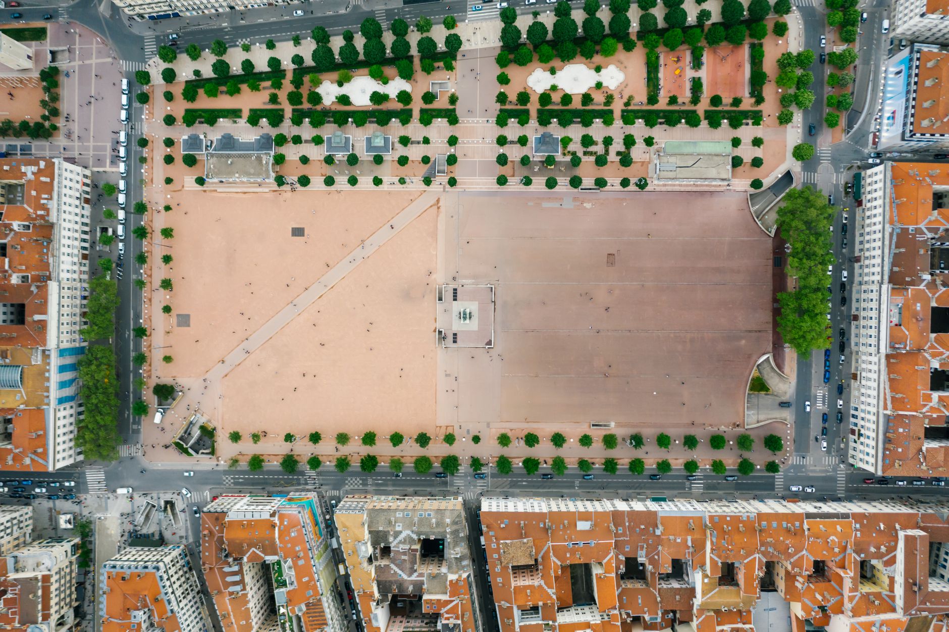 Premier grand débat présidentiel sur le terrain patronal à Roland‑Garros