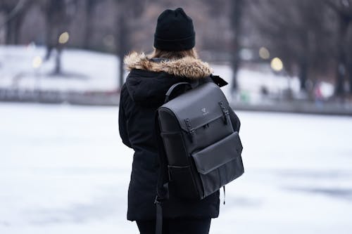 Ücretsiz Kış Aylarında Parka Giyen Ve Sırt çantası Taşıyan Kadın Stok Fotoğraflar