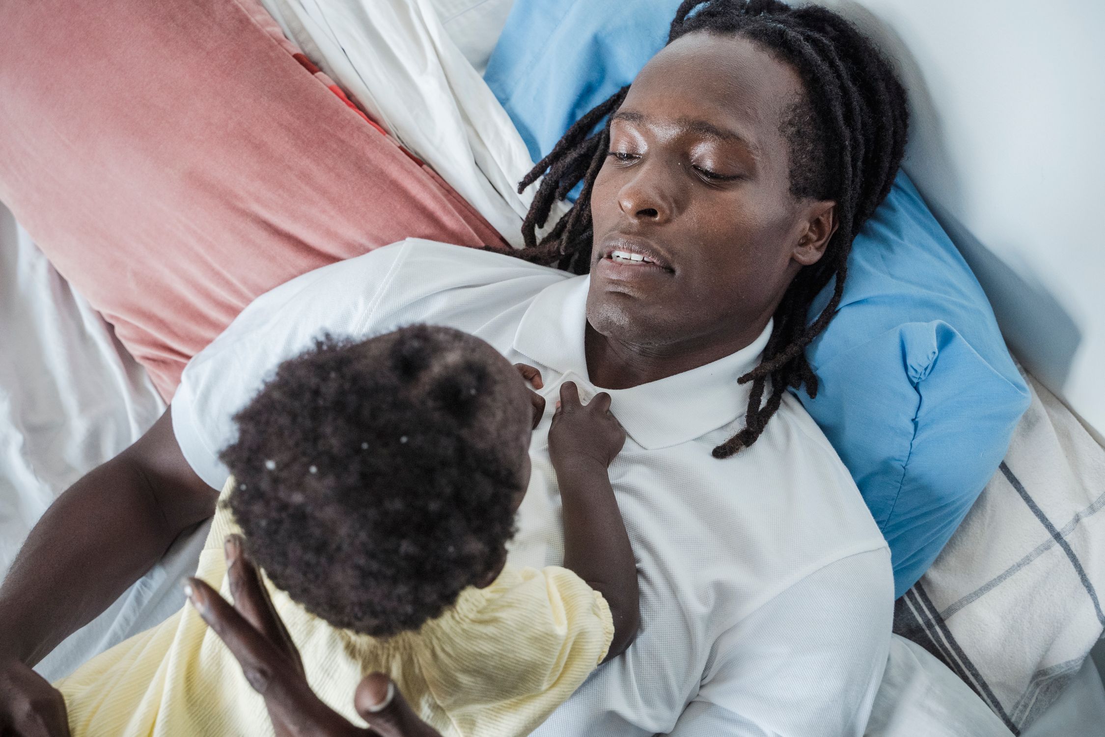 Abraço acolhedor entre mãe e bebê, representando o alívio e a melhora promovidos pelo tratamento adequado da ansiedade pós-parto
