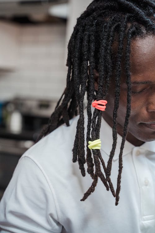 Foto d'estoc gratuïta de afroamericà x, cabells a l'estil rastafari, camisa blanca