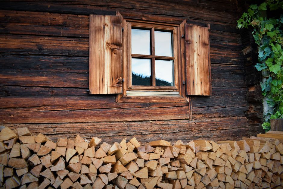 Kurkisolatie toegepast op houten buitenmuur. Kurkisolatie toegepast op houten buitenmuur.