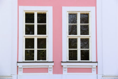 Безкоштовне стокове фото на тему «біла стіна, віконної рами, скляні вікна»