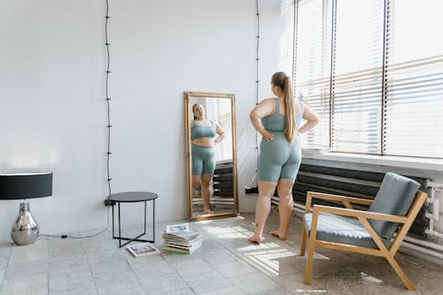 거울 반사, 맨발, 백인 여자의 무료 스톡 사진