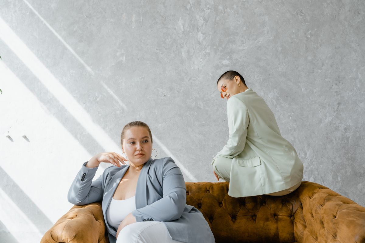 Duas mulheres com biotipos diferentes vestindo alfaiataria, exemplificando diversidade de corpos