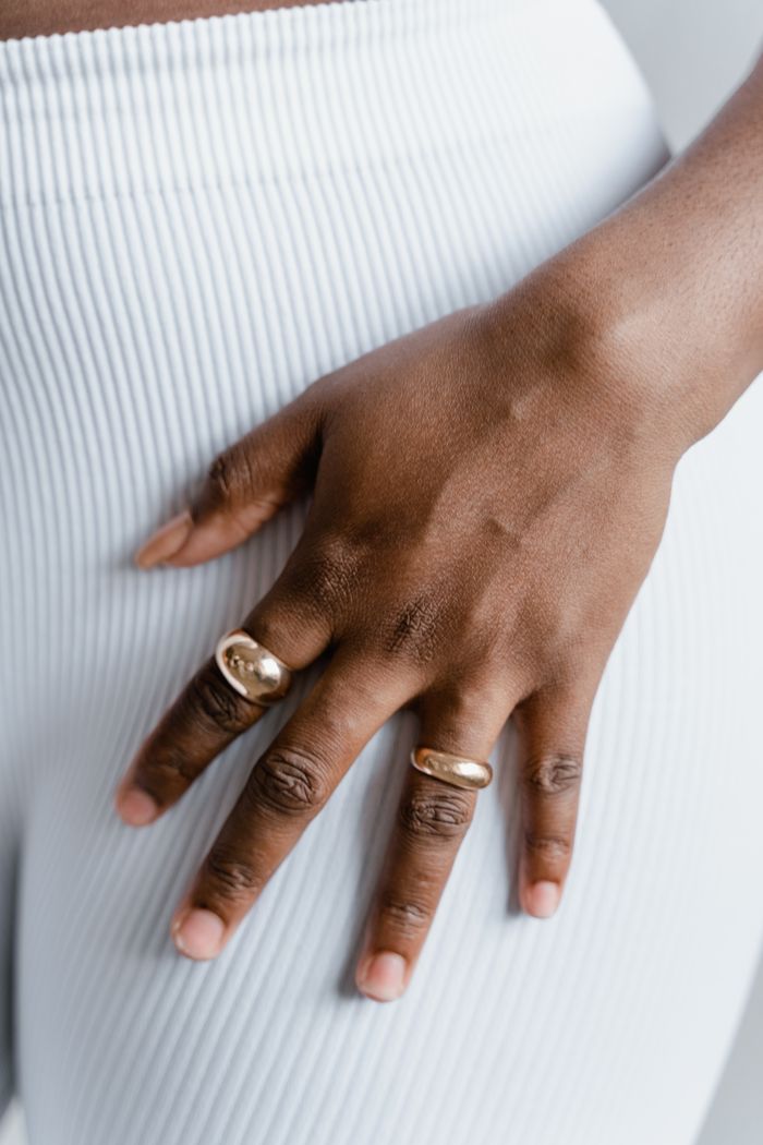Anillos dorados y la textura suave de un tejido claro