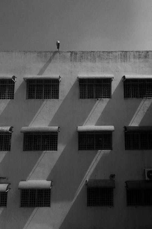 Безкоштовне стокове фото на тему «бетонні будівлі, вертикальні постріл, відтінки сірого»
