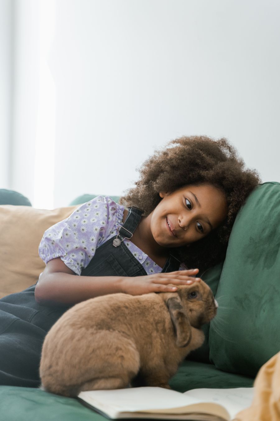 Famille européenne heureuse devant leur nouvelle maison après obtention de leur prêt