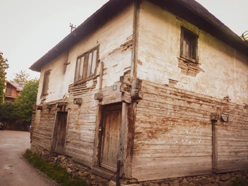 Základová fotografie zdarma na téma dřevěné dveře, dřevěné okno, starý dům
