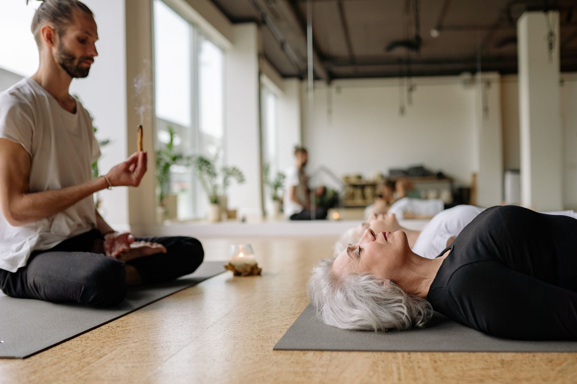 冥想教學入門:初探創傷釋放技巧 Yoga and meditation session in a serene studio with incense and relaxation.