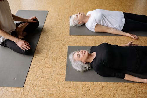 Imagine de stoc gratuită din covorase de yoga, cu ochii inchisi, femei