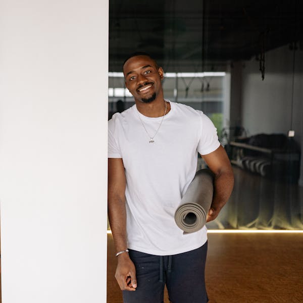 Instructeur démontrant une forme de Tai Chi dans un cadre traditionnel