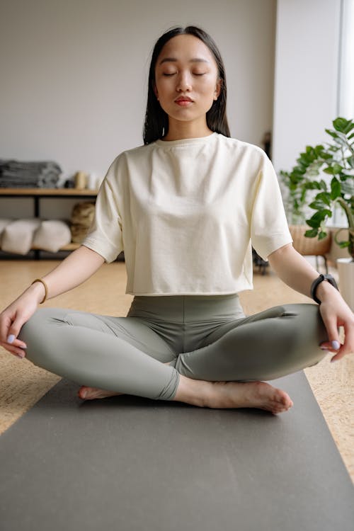 Fotos de stock gratuitas de bienestar, colchoneta de yoga, estilo de vida saludable
