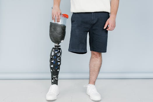 Close-up of a man with a prosthetic leg wearing casual shorts, showcasing modern prosthetic technology.