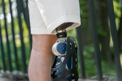 Precision prosthetic knee joint mechanism