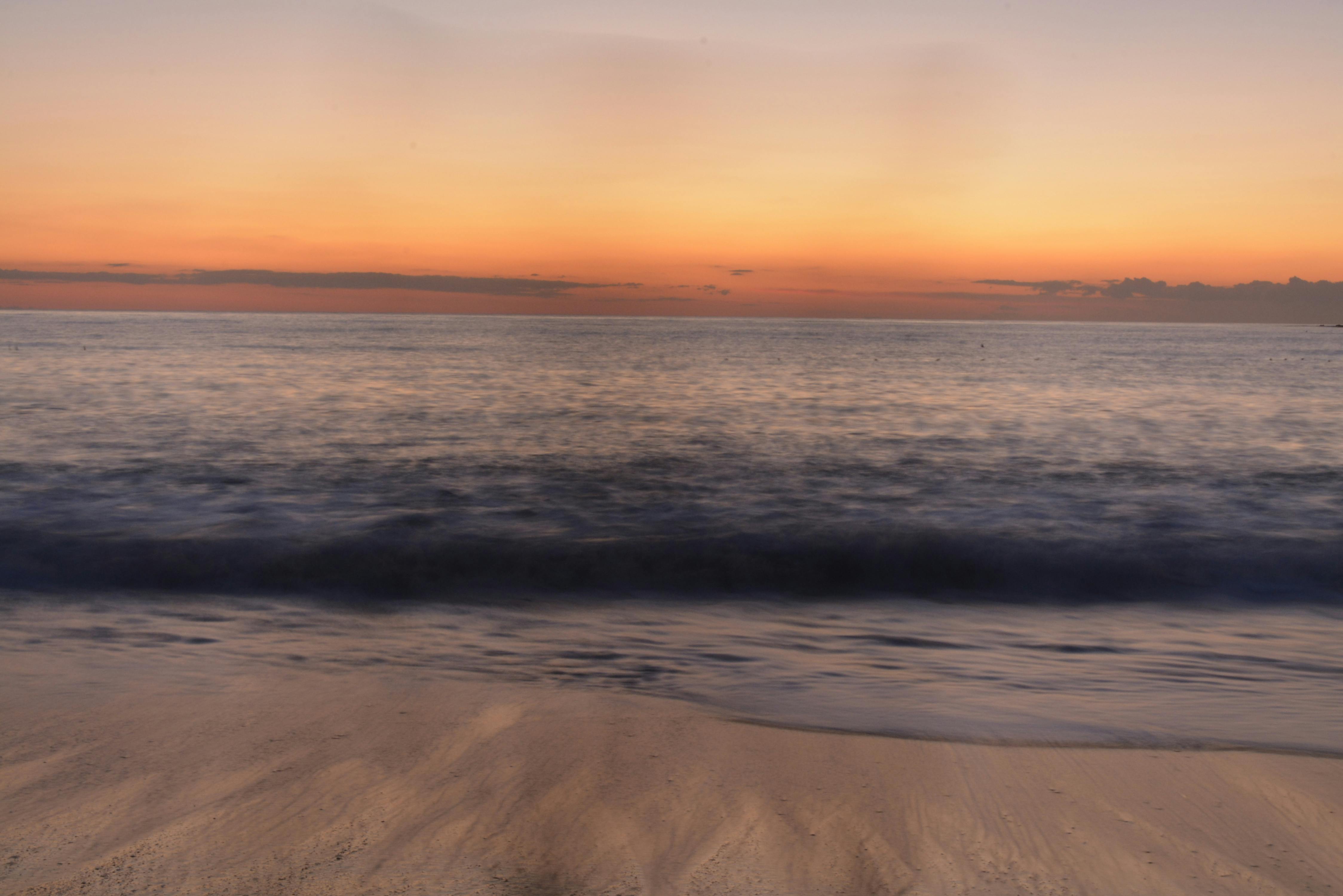 하락하는 주식 또는 암호화폐 차트를 보며 충격을 받은 남성