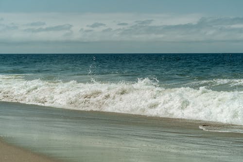 Free Ocean Waves Crashing on Seashore Stock Photo